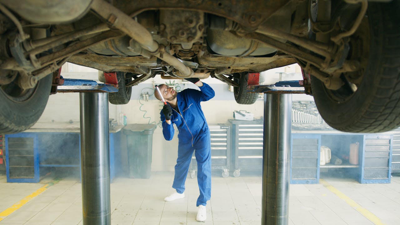 5 Sinais de Amortecedor Ruim no BMW 320i 2 Mecanico inspecionando suspensao de carro importado em oficina especializada